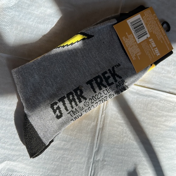 STAR TREK - PAIR OF CREW SOCKS - SIZE 10-13 - Captain James T. Kirk NWT - Picture 4 of 5